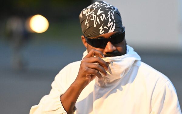 Канье Уэст приветствует Лорин Хилл и Трэвиса Скотта во время своего второго концерта на стадионе в Лос-Анджелесе. Канье Уэст приветствует Лорин Хилл и Трэвиса Скотта во время своего второго концерта на стадионе в Лос-Анджелесе.