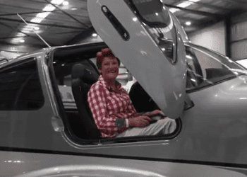 «Да, это сексуально»: Полин Хэнсон хвастается подарком в виде нового самолета.