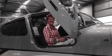 «Да, это сексуально»: Полин Хэнсон хвастается подарком в виде нового самолета.