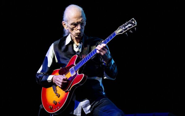 Группа Yes отложила европейский тур "Fragile", поскольку гитарист Стив Хоу готовится к "жизненно важной работе".