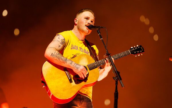 Зак Брайан ответил на жалобы «Карен» по поводу того, что его концерт в Небраске был прерван из-за грозы.