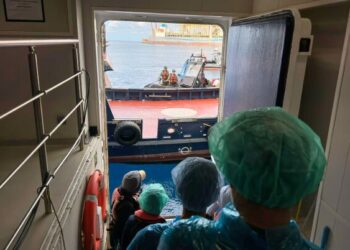 У еще двух пассажиров, эвакуированных с круизного лайнера, подтвердилось заражение хантавирусом.