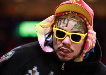 6ix9ine сделал шокирующие заявления о беременности своей девушки на вечеринке по определению пола будущего ребенка.