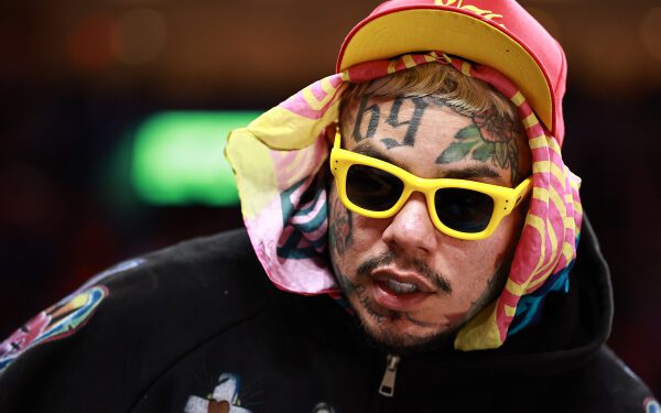 6ix9ine сделал шокирующие заявления о беременности своей девушки на вечеринке по определению пола будущего ребенка.