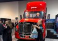 Представлена новая модель Swatch, и разворачивается тематическое исследование чрезмерной увлеченности «культурой релизов».