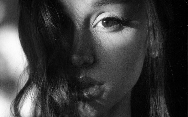 Ариана Гранде анонсировала заглавный сингл «Petal» и дату его выхода: «Одна из моих любимых песен, которые я когда-либо напишу».