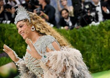 Бейонсе произвела фурор на Met Gala — это ее первое появление за десятилетие.