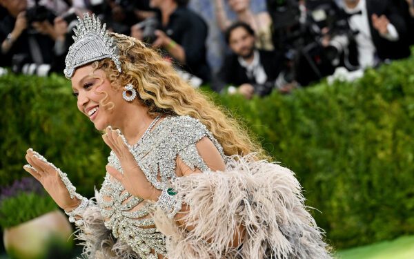 Бейонсе произвела фурор на Met Gala — это ее первое появление за десятилетие.