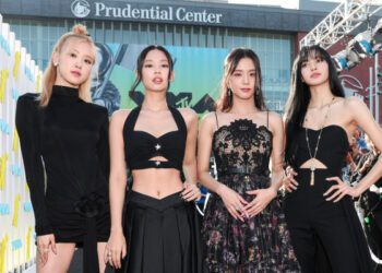 Группа BLACKPINK воссоединилась для селфи в ванной комнате на Met Gala 2026.