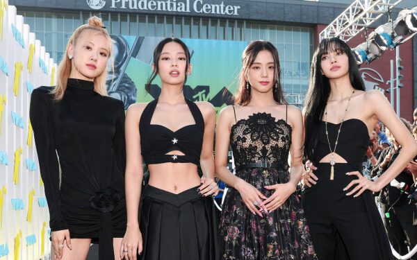 Группа BLACKPINK воссоединилась для селфи в ванной комнате на Met Gala 2026.