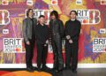 Фронтмен группы Bring Me the Horizon Оливер Сайкс получил легкое сотрясение мозга после того, как фанат бросил в него телефон.