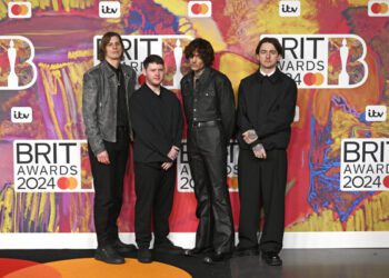 Фронтмен группы Bring Me the Horizon Оливер Сайкс получил легкое сотрясение мозга после того, как фанат бросил в него телефон.