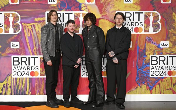 Фронтмен группы Bring Me the Horizon Оливер Сайкс получил легкое сотрясение мозга после того, как фанат бросил в него телефон.