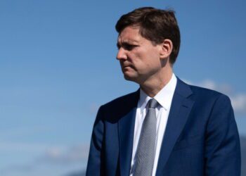 Карни заявляет, что Канада предпочтет европейские самолеты-разведчики двум американским вариантам.