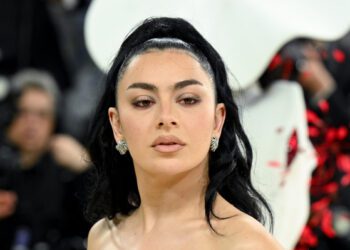 Charli xcx разбивает электрогитару в тизере видеоклипа на песню «Rock Music» и объявляет дату выхода новой песни.