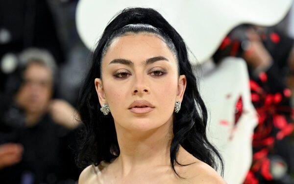 Charli xcx разбивает электрогитару в тизере видеоклипа на песню «Rock Music» и объявляет дату выхода новой песни.