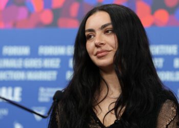 Charli xcx поделилась тизером песни «Rock Music» и заявила, что не собирается записывать рок-альбом.