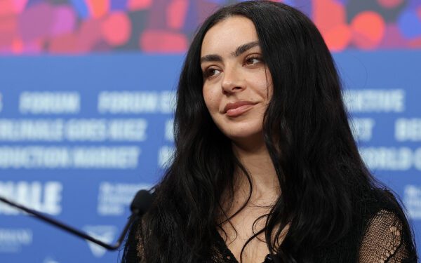 Charli xcx поделилась тизером песни "Rock Music" и заявила, что не собирается записывать рок-альбом.