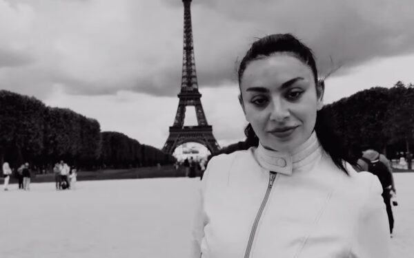 Charli xcx выпустила поп-панк трек 'Playboy Bunny' в качестве би-сайда к альбому 'SS26'.