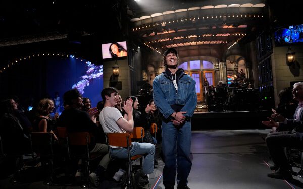 Коннор Сторри неожиданно появился в программе «SNL», чтобы представить новую песню Оливии Родриго: смотрите видео.