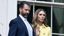 Дональд Трамп-младший и его новоиспеченная жена поделились закулисным видео со свадебной церемонии.