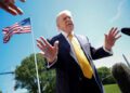 Администрация Дональда Трампа представила обложку альбома Дрейка «Iceman» в духе «MAGA», что вызвало негативную реакцию.