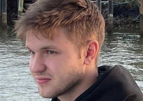 Семья борется за спасение австралийца, найденного в Индонезии с загадочной травмой головного мозга.