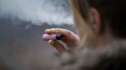 Сотрудники FDA были застигнуты врасплох решением, разрешающим поступление на рынок США большего количества электронных сигарет и никотиновых пакетиков.