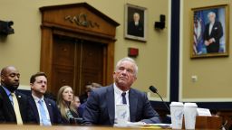 Сотрудники FDA были застигнуты врасплох решением, разрешающим поступление на рынок США большего количества электронных сигарет и никотиновых пакетиков.