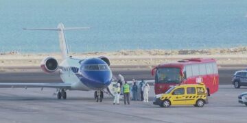 Пять австралийцев, спасенных с круизного лайнера, перевозившего больных хантавирусом, прибудут в Перт завтра.