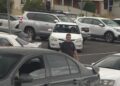 На одной из автозаправочных станций начался ажиотаж: цена на бензин упала ниже 80 центов за литр.