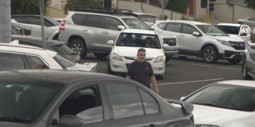 На одной из автозаправочных станций начался ажиотаж: цена на бензин упала ниже 80 центов за литр.
