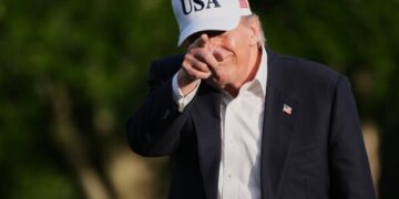 Премьер-министр Гренландии заявил посланнику Трампа, что самоопределение не подлежит обсуждению.