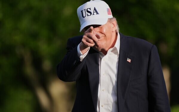 Премьер-министр Гренландии заявил посланнику Трампа, что самоопределение не подлежит обсуждению.