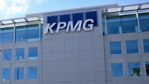 В крупной компании "большой четверки" произошли кадровые перестановки после сообщения информатора.
