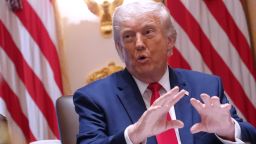 Судья запретил Трампу вписать свое имя в историю Кеннеди-центра и заблокировал запланированное закрытие.
