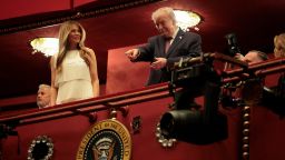 Судья запретил Трампу вписать свое имя в историю Кеннеди-центра и заблокировал запланированное закрытие.