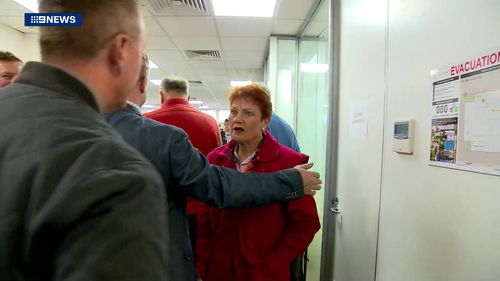 Местных журналистов телеканала ABC выгнали с мероприятия партии One Nation перед важными довыборами.