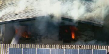 Мужчине предъявлено обвинение после предполагаемого поджога, в результате которого были уничтожены три дома.