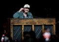 Морган Уоллен перевернул пианино из-за технической неполадки во время исполнения песни «Sand In My Boots» на концерте в Денвере.