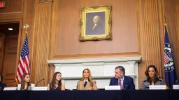 Новое заключение главного хирурга США вызывает тревогу по поводу рисков, связанных с временем, проводимым детьми и подростками за экранами.