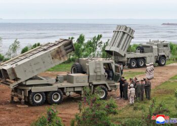 Северная Корея запустила баллистическую ракету и другое оружие над морем в рамках очередной демонстрации силы. Северная Корея запустила баллистическую ракету и другое оружие над морем в рамках очередной демонстрации силы.