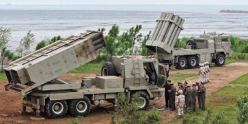 Северная Корея запустила баллистическую ракету и другое оружие над морем в рамках очередной демонстрации силы.