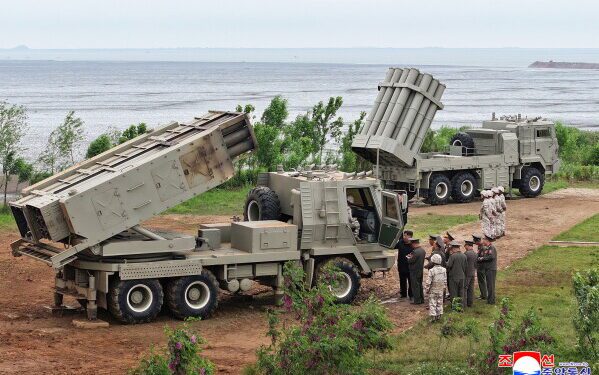 Северная Корея запустила баллистическую ракету и другое оружие над морем в рамках очередной демонстрации силы. Северная Корея запустила баллистическую ракету и другое оружие над морем в рамках очередной демонстрации силы.