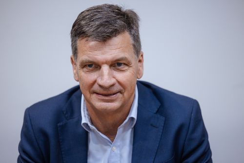 Согласно новым опросам, партия One Nation сформирует федеральную оппозицию, лейбористы будут переизбраны.