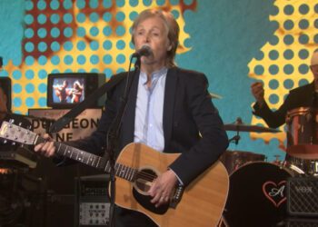 Пол Маккартни исполнил песни «Band on the Run», «Coming Up» и «Days We Left Behind» в финальном выпуске сезона «SNL».
