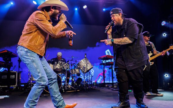 Post Malone отложил начало своего грандиозного стадионного тура с Jelly Roll, чтобы завершить работу над новым альбомом.