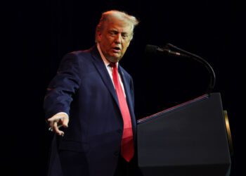 Федеральный судья запретил президенту Трампу присвоить свое имя Кеннеди-центру.
