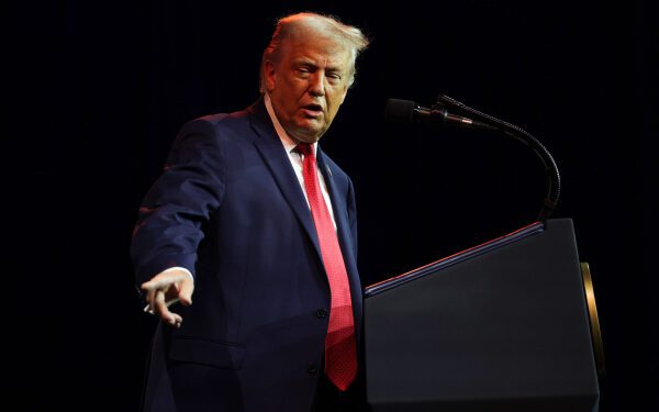 Федеральный судья запретил президенту Трампу присвоить свое имя Кеннеди-центру.