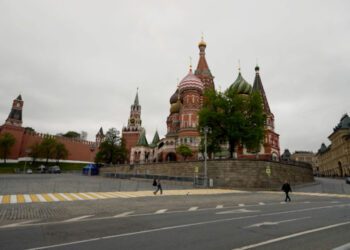 Уменьшенный парад Победы Путина с каждым днем становится все меньше.